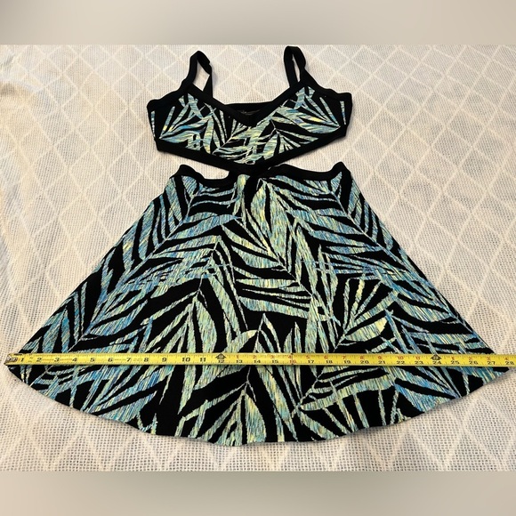 BCBG Max Azria Elyzabethh Tropical Bandage Dress. Size medium - Picture 13 of 15